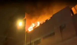 Incendio consume dos almacenes textiles en San Martín de Porres