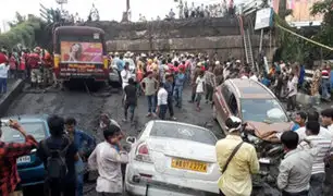 Al menos un muerto y 25 heridos deja desplome de puente en la India