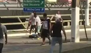 Brasil: hinchas golpean y roban a hombre ebrio