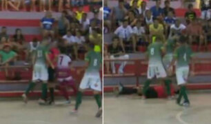 Brasil: jugador de futsal patea la cabeza a su árbitro