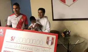 Teletón 2018 : Paolo Guerrero "jugó" con niño símbolo y entregó donación
