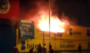 Comas: incendio arrasó varios puestos del mercado Unicachi