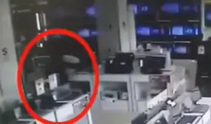 Ate: anciano roba computadora en tienda de electrodomésticos