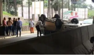 Volcadura de auto deja un herido en la bajada de Av. Armendáriz