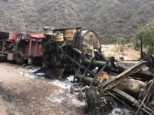 Abancay: chofer de camión cisterna murió carbonizado tras colisionar contra couster