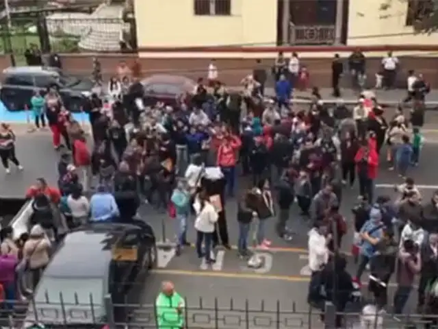 Venezolanos piden a gritos frente a su embajada regresar a su país