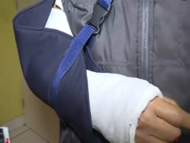 Pasajero denuncia que chofer y cobrador de bus le rompieron el brazo