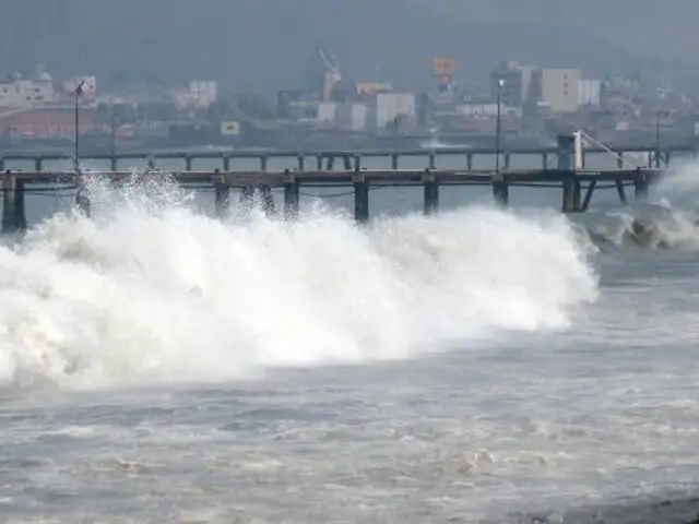 Ordenan cierre de puertos en Lambayeque por presencia de oleajes anómalos