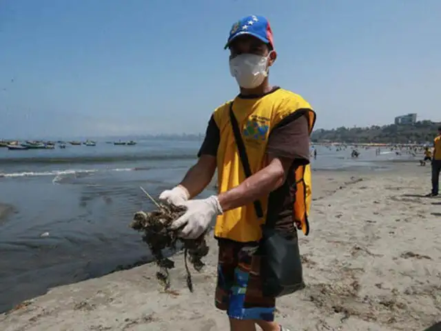 Venezolanos limpian playa Agua Dulce de Chorrillos