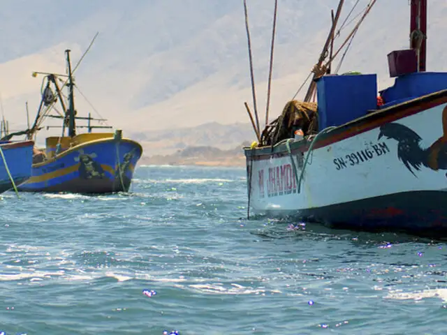 Arequipa: embarcación pesquera naufraga en Puerto de Atíco