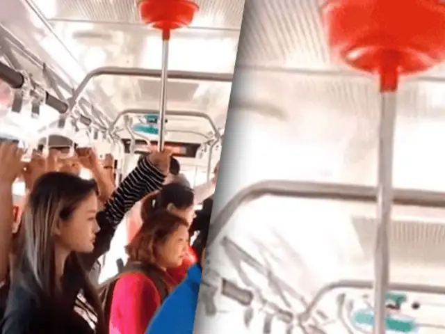 China: joven usa desatorador de baños para no caer dentro de un bus