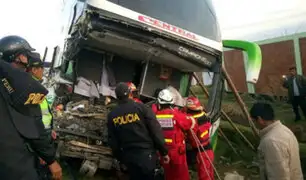 Huancayo: chofer queda atrapado tras choque entre bus y tráiler