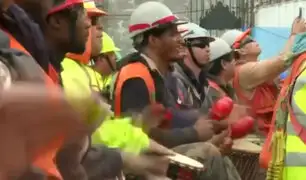 Tocar tambores: Así liberan el estrés trabajadores de construcción en Chile [VIDEO]