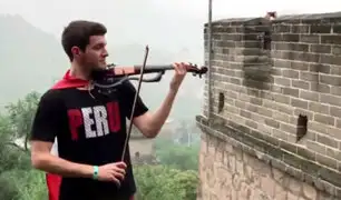 China: músico peruano toca el violín en la Gran Muralla