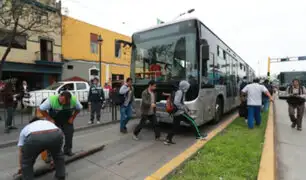 Cercado de Lima: bus del Metropolitano queda varado en plena vía