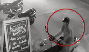 Ladrón es captado robando motocicleta en puerta de restaurante en Iquitos