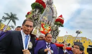 Presidente Vizcarra rinde homenaje y carga anda del Señor de los Milagros