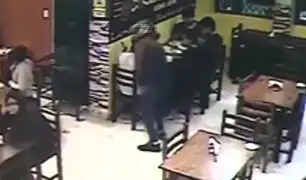 Cámara capta violento asalto dentro de restaurante en Trujillo