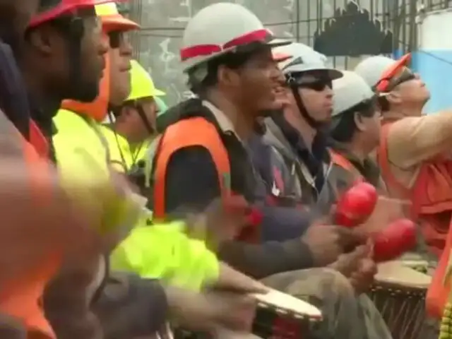Tocar tambores: Así liberan el estrés trabajadores de construcción en Chile [VIDEO]