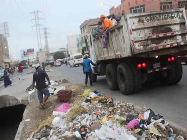 VMT: importantes avenidas se encuentran llenas de basura