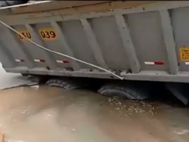 Chorrillos: camión quedó atrapado en forado en plena av. Matellini