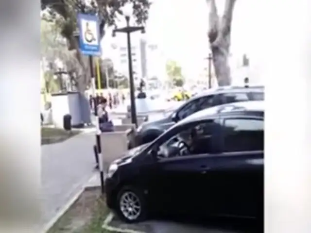 Miraflores: conductor parquea su auto y se queda dormido en espacio para discapacitados