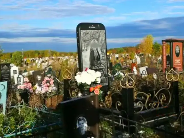 Familia rusa despidió a su hija con una lápida en forma de iPhone [VIDEO]