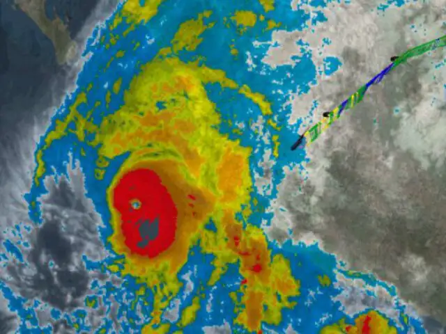 Huracán Willa se eleva a peligrosa categoría 5 frente a México