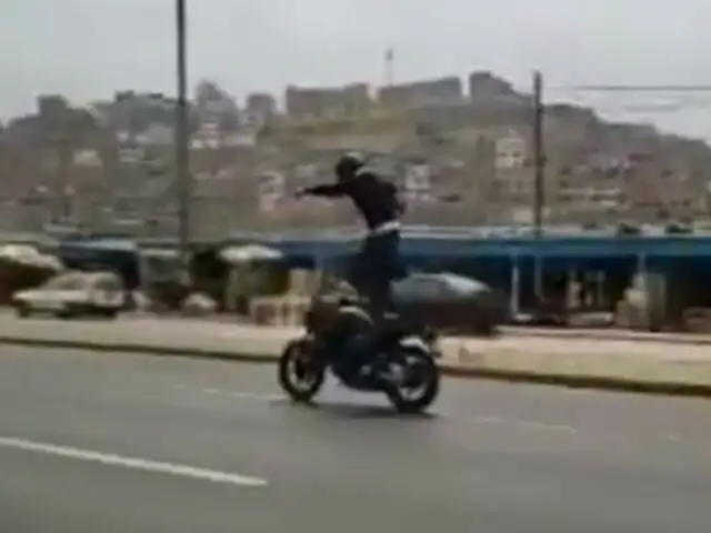 Motociclista vuelve hacer acrobacias en plena Panamericana Sur