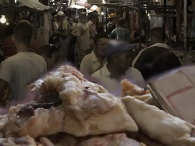 Familias venezolanas compran carne podrida en los mercados