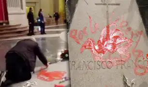 Artista escribe con pintura roja sobre la tumba del dictador Franco en España