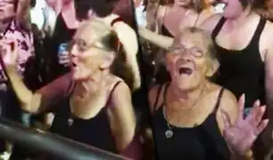 Anciana se divierte a lo grande en concierto realizado en Costa Rica