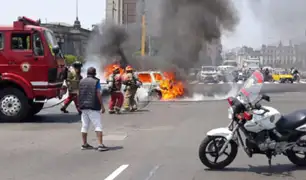Auto se incendia frente a la Plaza Grau en el Cercado de Lima