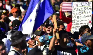 Cientos de migrantes buscan pasar la valla que separa México de Estados Unidos