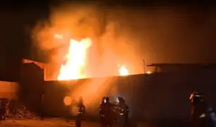 Chorrillos: incendio de medianas proporciones consume fábrica de velas