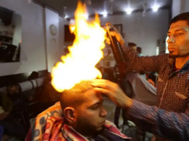 India: barbero que usa fuego para cortar cabello de sus clientes reveló sus íntimos secretos