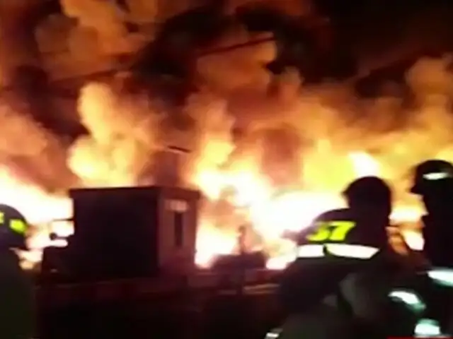 Pisco: gran incendio destruye fábrica de chocolates