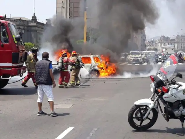 Auto se incendia frente a la Plaza Grau en el Cercado de Lima
