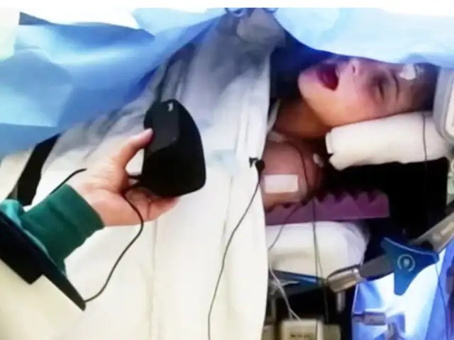 EEUU: mujer canta mientras la operan de un tumor cerebral