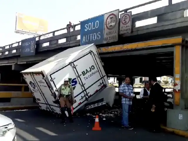 Camión impacta contra puente Pershing y provoca serios daños en su infraestructura