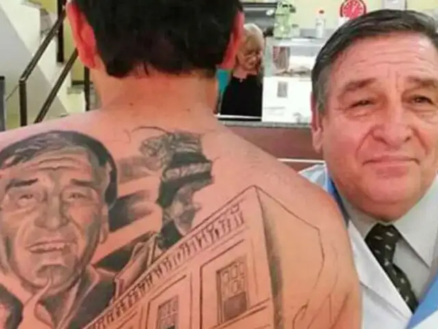 Médico le salvó la vida y le agradeció tatuándoselo en la espalda