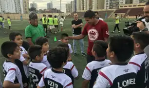 Edison Flores visitó a juveniles de la ‘U’ en el estadio ‘Lolo Fernández’
