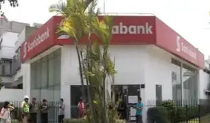 Sujetos fuertemente armados asaltan agencia bancaria en San Borja