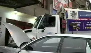 Rimac: camión recolector de basura se empotra contra vivienda