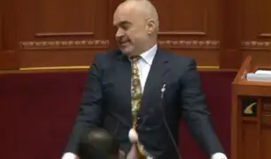 Diputado lanza huevos al primer ministro de Albania durante sesión en el parlamento