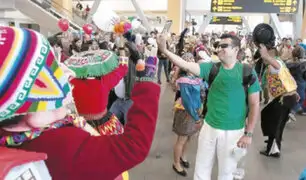 Bienvenida navideña: policía recibe a viajeros con bailes en aeropuerto