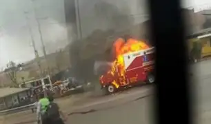 Ambulancia de los bomberos se incendió en pleno óvalo Chancay