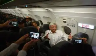 Presidente López Obrador sorprende a pasajeros de vuelo comercial