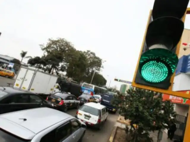 Lima: semáforos con software incompatibles provocan caos vehicular