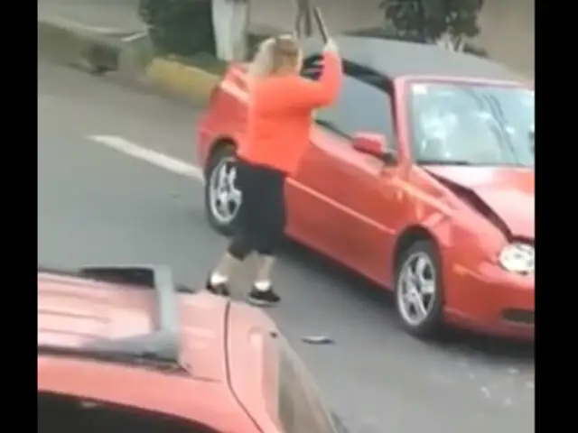 Mujer golpeó y embistió auto tras presunto percance vial en México